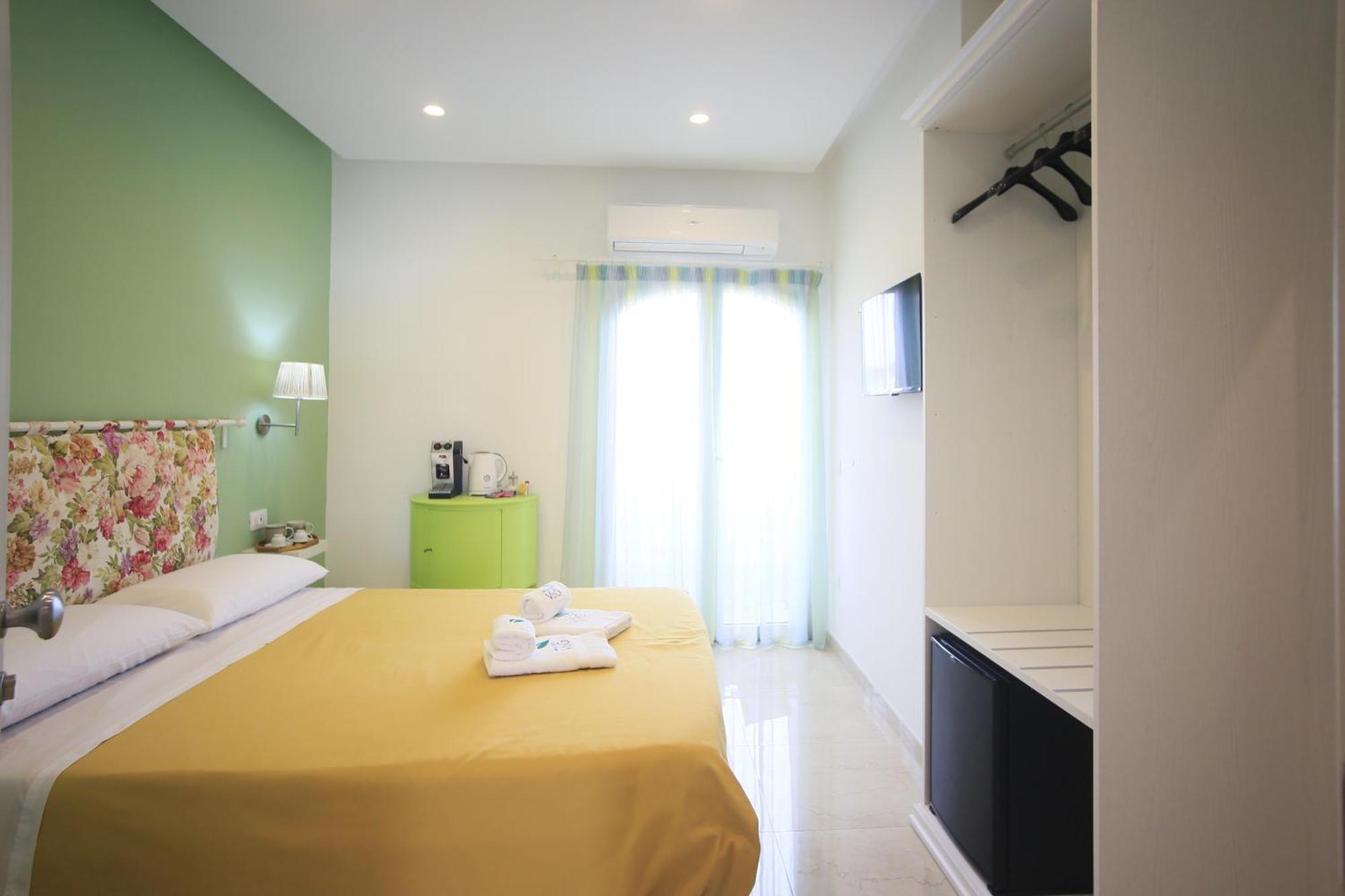 Villa Del Gaudio Rooms & Apartments Кастелламмаре-ди-Стабия Экстерьер фото